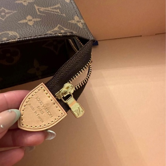 Louis Vuitton LV Toiletry 26 - Picture 3 of 10